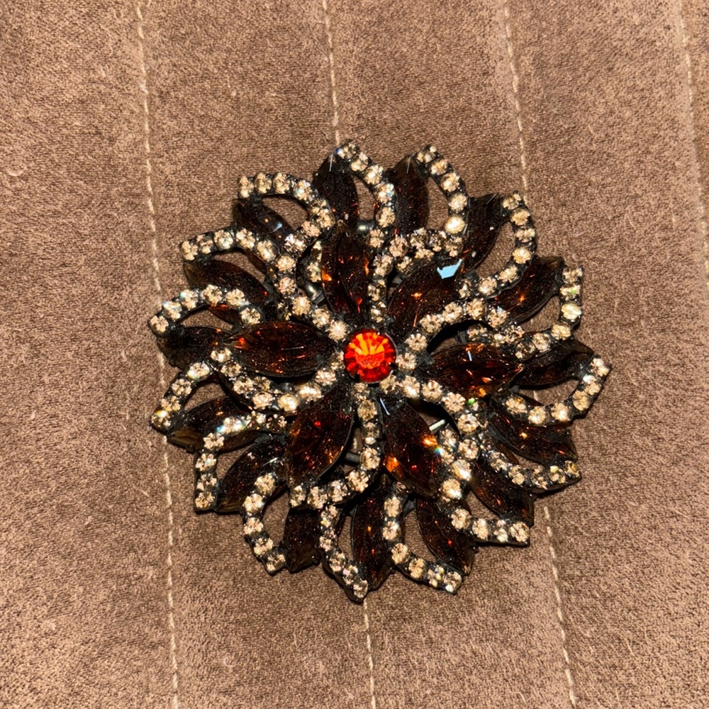 Beautiful brown stone with yellow stone detailing.Red-orange center stone brooch - Picture 1 of 4